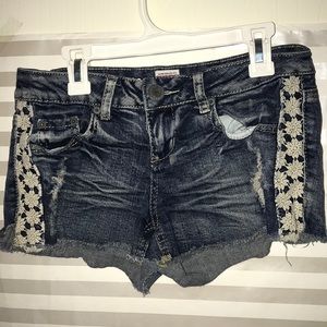 Medium wash denim short with lace on sides